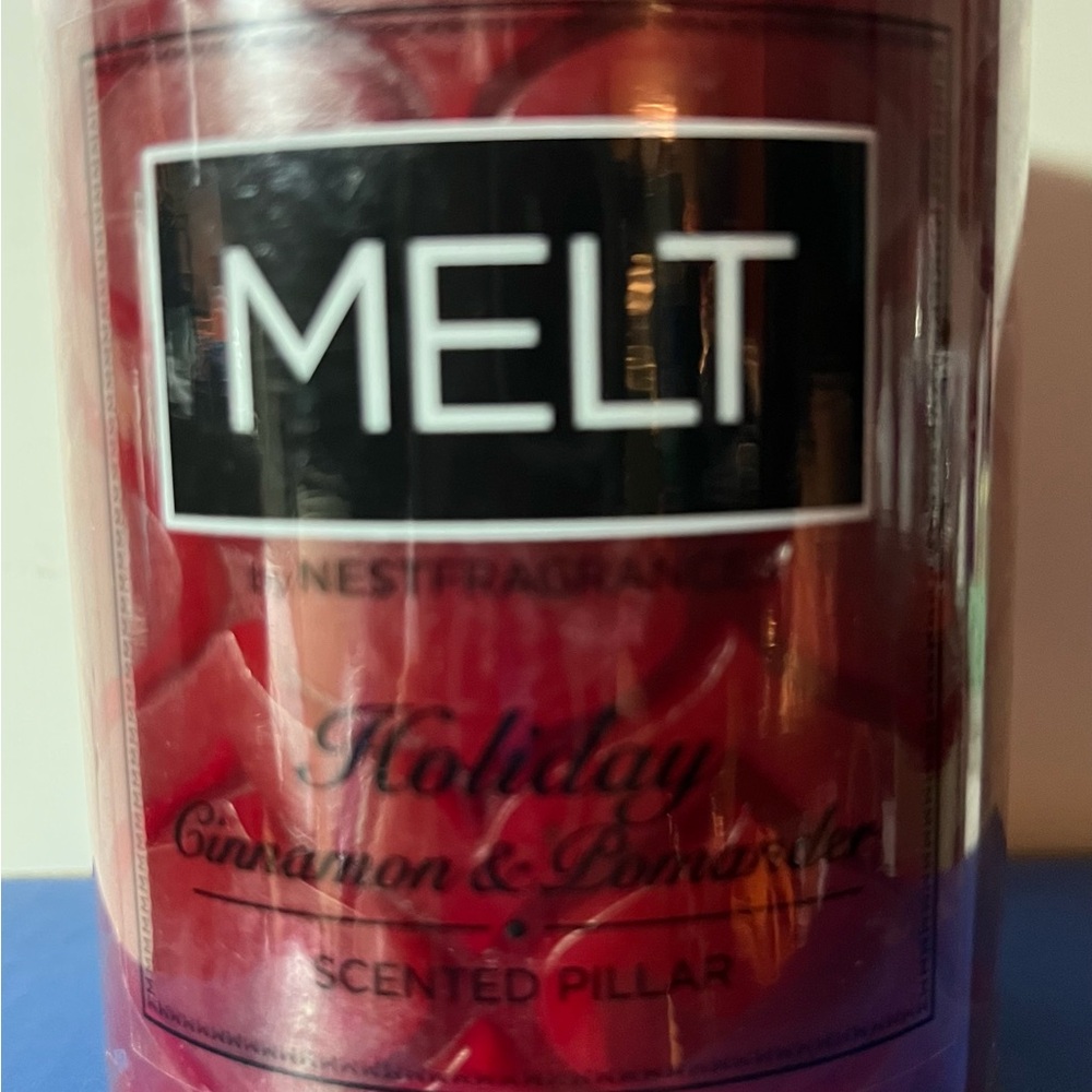 Melt by NEST Fragrances Red Holiday Scented Candle. Cinnamon and Pomander